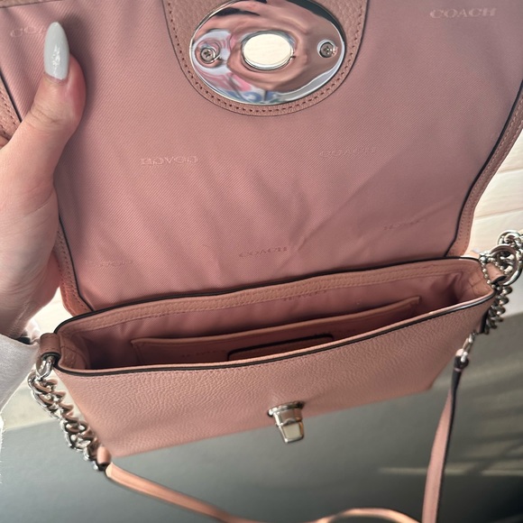 Coach purse: more of a light pink shade - Picture 4 of 5